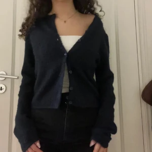 Mörkblå kofta gina  - Säljer koftan från Gina. Har långa ärmar och knappar framtill. Köptes för 399kr säljer 150kr💗💗💗