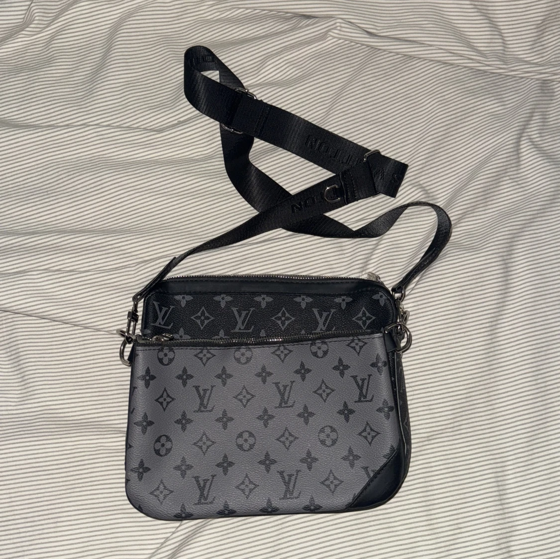 Monogram axelväska i svart och grått - 1