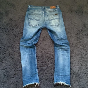 Grim tim nudie jeans - Nu säljer jag dessa feta grim til nudie jeans för ett rätt så billigt pris för den kondition den är i. De är nedklippta till 31/31 och tvätten på dem e otroligt fint perfekt nu för sommaren! Kontakta vid minsta fundering!