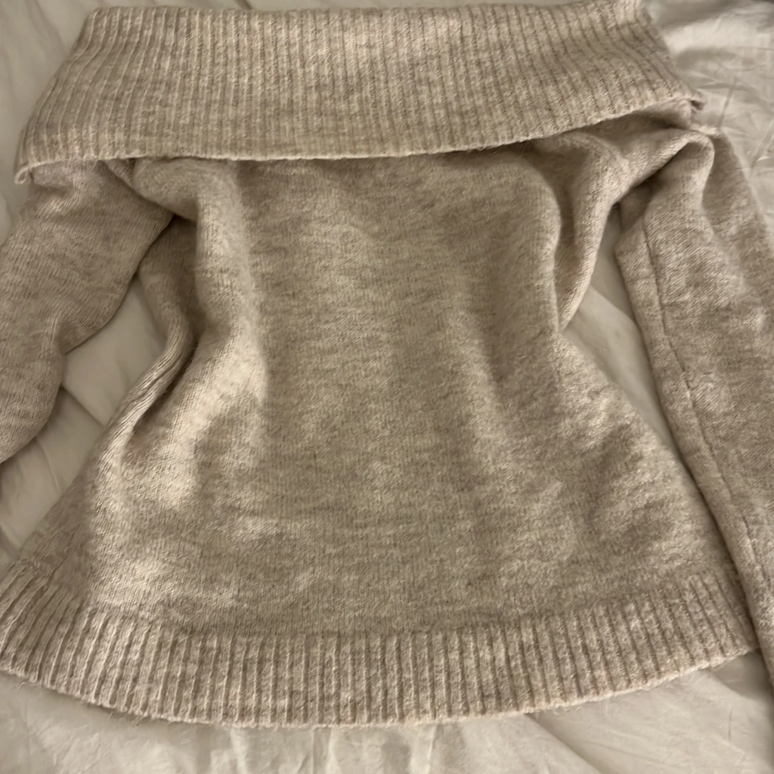 Beige offshoulder stickad tröja
