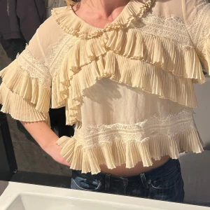 Volangtopp/blus - Så snygg volangtopp/blus som passar perfekt till middag med vännerna eller på ett restaurangbesök😍Passar mig som är en storlek S men kan nog passa en M också!