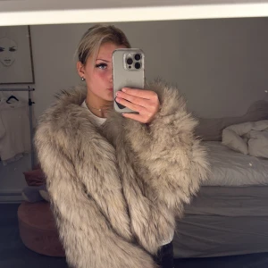 Beige pälsjacka - Säljer en fluffig beige pälsjacka från Kopenhagen by Anderson💕
