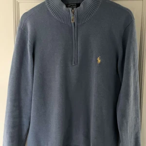 Ralph Lauren Half Zip - Tja! Säljer nu denna riktigt snygga Ralph lauren tröja i fint skick. Tröjan är i storlek L men passar M! Hör av er vid frågor och funderingar🙌