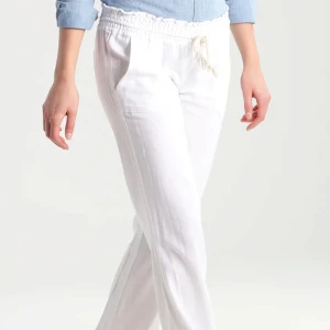 Roxy linnebyxor  - Säljer dessa trendiga as snygga linnebyxorna från Roxy perfekta för sommaren i storlek M. Då dom är lite stora på mig. Köpta förra året. Skriv vid frågor💕