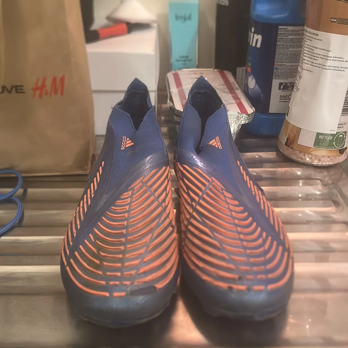 Blå och orange fotbollsskor från Adidas