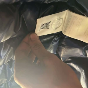 Marinblå  dunväst från Moncler - Snygg svart dunväst från Moncler med dragkedja och två fickor framtill. Perfekt för lager-på-lager under kyliga dagar. Västen har en klassisk Moncler-logga på bröstet. Det är dock en rep. Vänster dragkedjan kan spela ett spratt. Nfc Scan och qr kod funkar utan problem. Skriv om ni undrar något.