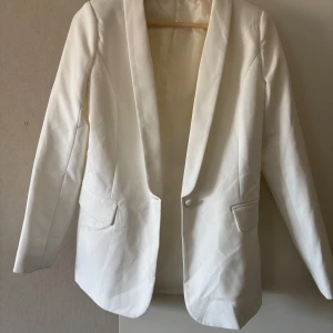 Vit kavaj - Vit kavaj med tight passform