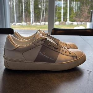 Valentino opens - Tja, säljer ett par schyssta gråa valentino opens. Nästan helt nytt skick endast använda ca 8 gånger. Så inga riktigt tydliga tecken på användning. Självklart äkta. (Inget og med följer) hör av er vid minsta fråga🙌