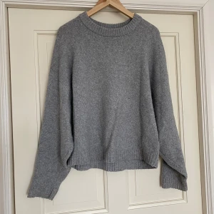 Grå stickad tröja - Mysig grå stickad tröja. Välanvänd och lite nopprig.