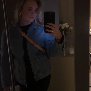 Blå jeansjacka - Säljer en klassisk blå jeansjacka. Jackan har långa ärmar och en dragkedja framtill. Perfekt för vår och sommar! Helt ny. M funkar perfekt om man vill ha oversize, den är lite oversize i vanliga fall oxå men inte jätte mycket