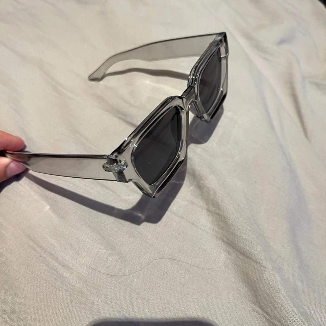 Transparenta solglasögon med svart lins - 1