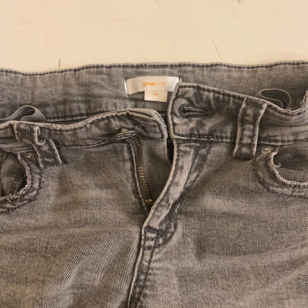 Snygga gråa lågmidjade jeans från gina young i storlek 164 cm, midjan är justerbar💞. Farkut & Housut.