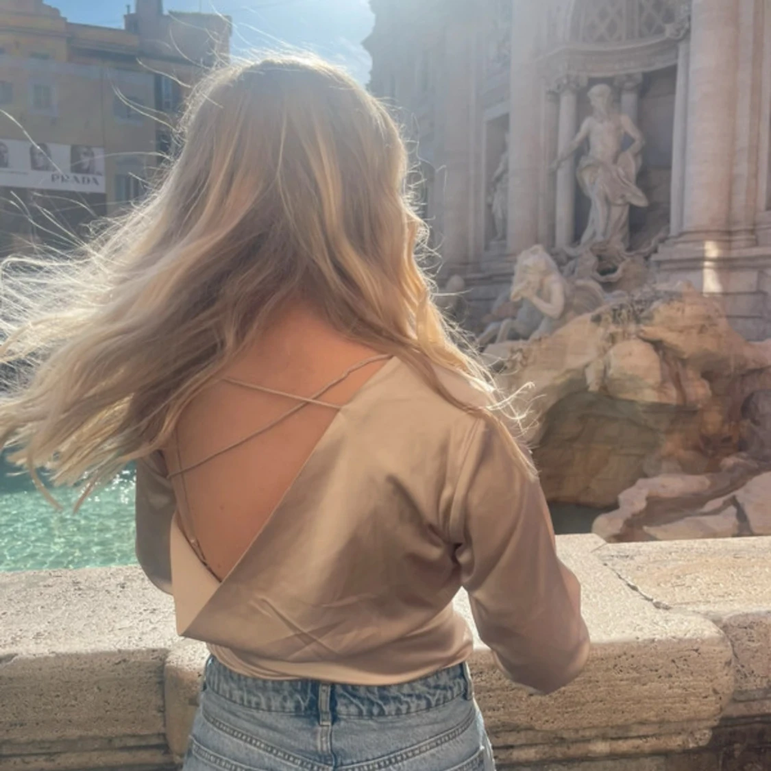 Satinblus med öppen rygg