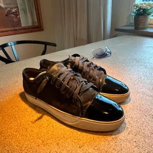 Lanvin storlek 44 - Säljer ett par mer lanvins i storlek 44. Boks följer tyvärr inte med, och sick 7/10 är lite slitna under och är lite solblekta annars dunder sick.