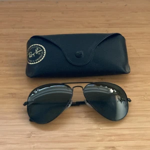 Svarta solglasögon från Ray-Ban - Feta svarta aviator-solglasögon från Ray-Ban med jättebra skick. Hör av er vid frågor!  