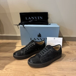 Svarta Lanvin CapToe - Tja, säljer ett par hel svarta Lanvin captoe pågrund av att de var lite för stora! De är i storlek 41 och passar 42. Det medföljer såklart skorna, helt nya skosnören, original box och dustbag👊🏻 Bara och höra av dig för minsta fundering eller fråga!💯✌🏼