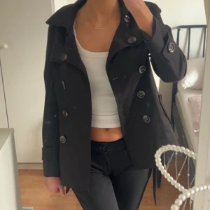 Trenchcoat  - Superfin svart trench i bra skick💕