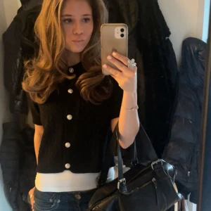 Svart kofta med vita knappar - Snygg svart kofta med guldiga knappar. Superfint skick och inga defekter alls. 💓