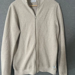 Beige kofta från Jack & Jones - Snygg beige kofta från Jack and Jones, använd fåtal gånger och är i bra skick