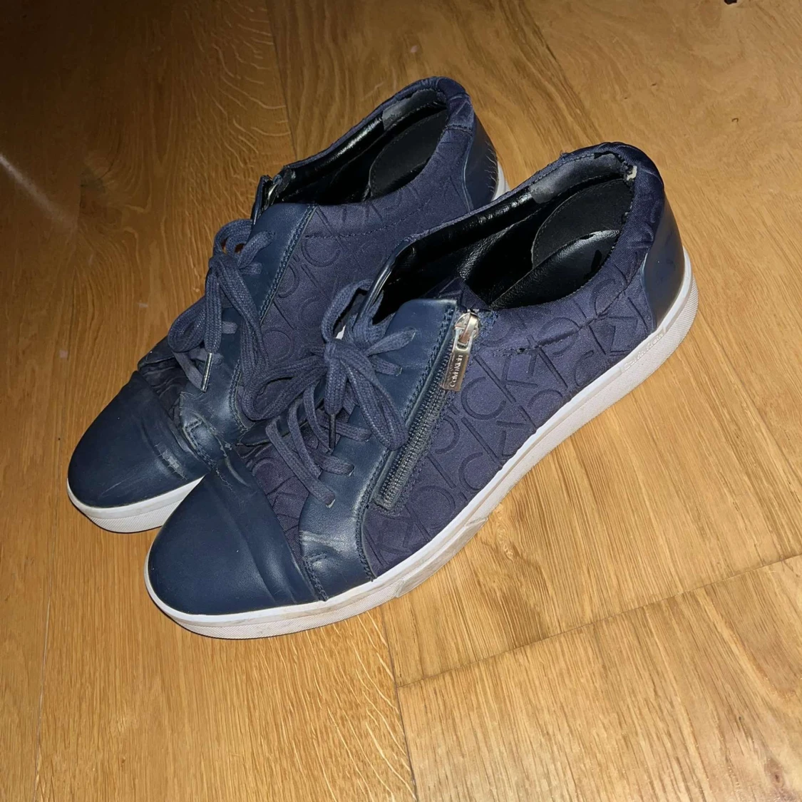 Mörkblå sneakers med dragkedja