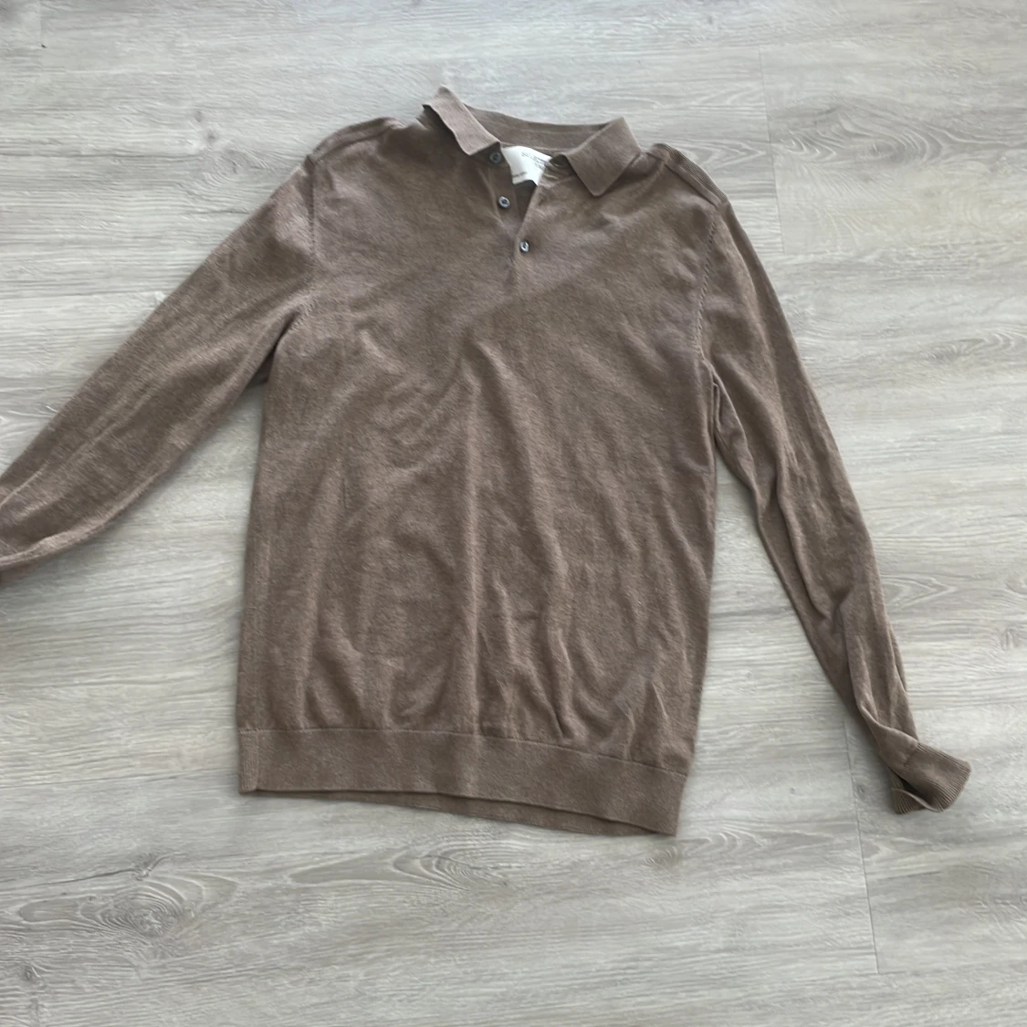 Brun pikétröja från Selected Homme