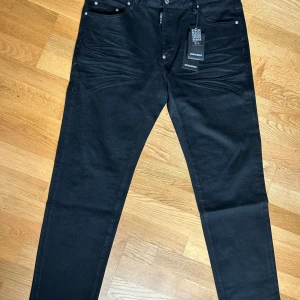 Dsquared 2 jeans  - Aldrig använda dsqrd 2 ICON jeans storlek 38 alla lappar finns kvar på jeansen