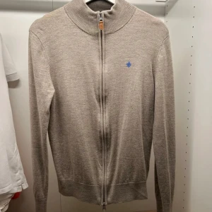 Morris tröja - Tjena! Säljer denna Morris zip tröja. Perfekt nu till sommaren. Nypris 1999 men mitt pris är 599! Mycket bra skick, använd fåtal gånger. Storlek M men passar S också. 