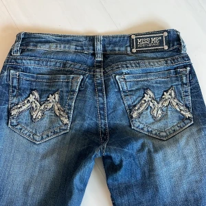 Miss me jeans - Snygga blå jeans från Miss Me med broderade detaljer på bakfickorna. Jeansen har lite slitage på längden och ett litet hål(finns bild) PRIS DISKUTERBARS