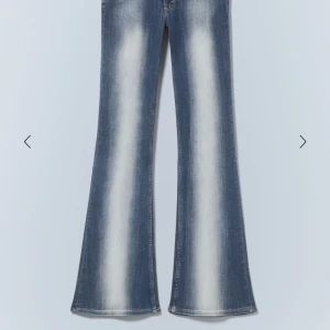 Blå bootcut jeans - Blås lågmidjade jeans ifrån weekday i storlek 26/30, säljer dessa pga att de är för små. Använda en gång så i fint skick 
