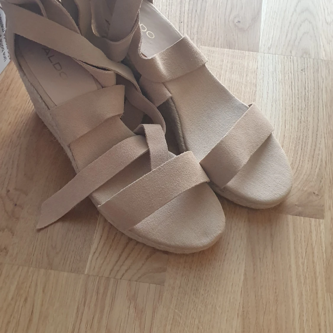 Beige kilklackssandaler från Aldo - 4