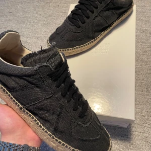 Maison Margiela Espadrilles  - Snygga svarta sneakers från Maison Margiela med en unik design. Helt nya, passar 42-43. Självklart äkta med allt og och kvitto 🧾 ✅
