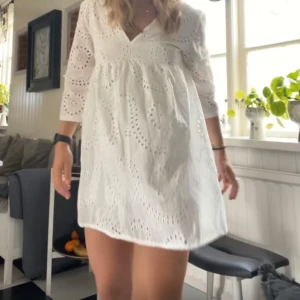 Vit klänning med spetsdetaljer - Vit klänning perfekt till studenten! Helt ny med prislapp. Klänningen har under shorts så inget syns igenom!❣️