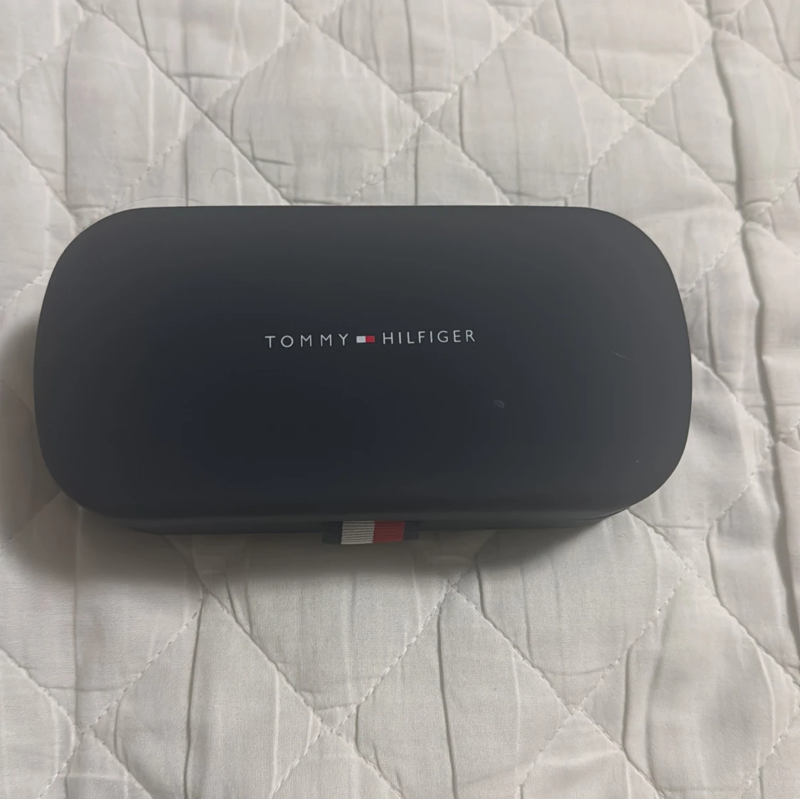 Mörkblå glasögonfodral från Tommy Hilfiger