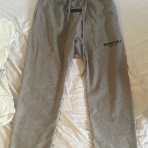 Essentials Fear of God byxor  - Mjukisbyxor från Essentials Fear of God. Byxorna har en bekväm passform. Storlek L aldrig använd.  DM för fler funderingar!🙂