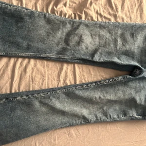 Blå jeans med bootcut - Snygga blå jeans med bootcut-stil. De har klassiska bakfickor med dekorativa sömmar. Perfekta för en avslappnad look. Gina tricot, använt endast en gång, nypris: 499