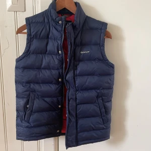 Gant väst - Mörkblå väst från Gant! Rött innefodwr storlek 146/152. Som ny! 