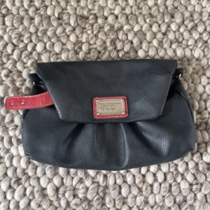 Marc Jacobs clutch😍😍 - Säljer min jättefina väska från Marc Jacobs som man kan ha både som clutch men kommer även med ett axelband❤️ helt perfekt till vardag men också fest!😋😋 superfint skick🫶 skriv vid frågor!🫶🫶