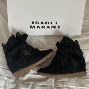 Isabel Marant skor - Säljer mina helt nya svarta Isabel Marant skor i storlek 37. Kvitto finns på mail samt att skorna skickas i dustbag! Har endast provat att gå i de hemma och kan ej skicka tillbaks då det gått för lång tid. Nypris: 5900. Mitt pris: 4500.