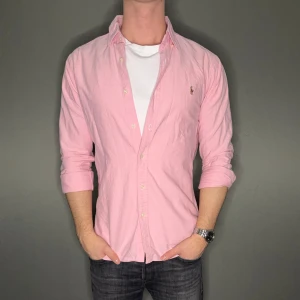 Ralph lauren skjorta - Hej säljer nu min fina Ralph Lauren skjorta i storlek M. Den är i nyskick och kommer vara otroligt snygg nu i vinter och framåt våren. Nypris cirka 1600kr! Glöm inte att följa och om du har frågor är det bara att skriva🙏❤️