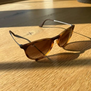 Ray-Ban Erika  - I princip helt nya, inga defekter. Ett snyggt mönster på bågarna och en skön fade på själva linsen. Allt på andra bilden ingår i köpet. Nypris ca 1799kr. Hör av er vid frågor!