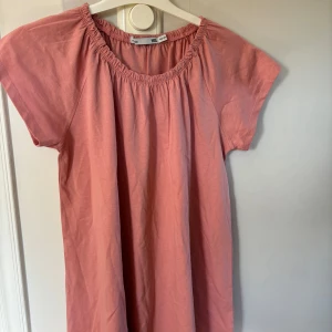 Rosa klänning från lager 157 - Säljer en helt ny söt rosa klänning från 157. Den har en avslappnad passform med korta ärmar och en elastisk halsringning. Perfekt för varma dagar! Skriv om ni har frågor!💗