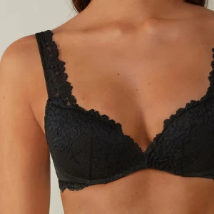 Svart spets-bh Intimissimi  - Pretty flower bh svart Intimissimi, nu med prislapp. Elegant svart bh med vacker spetsdetaljering. Mjuk kupa med pushup. 