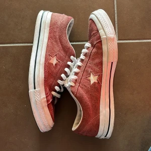 Onestar converse  - Ett par sköna onestar converse i röd mocka. Fint men använt skick, har sköts om bra och är fortfarande fräscha! I storlek 41.5, unisex! Kontakta för frågor 