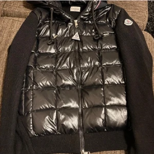 Cardigan  - Moncler cardigan i väldigt bra skick  Storlek Passar L bäst. Riktigt fin cardigan.
