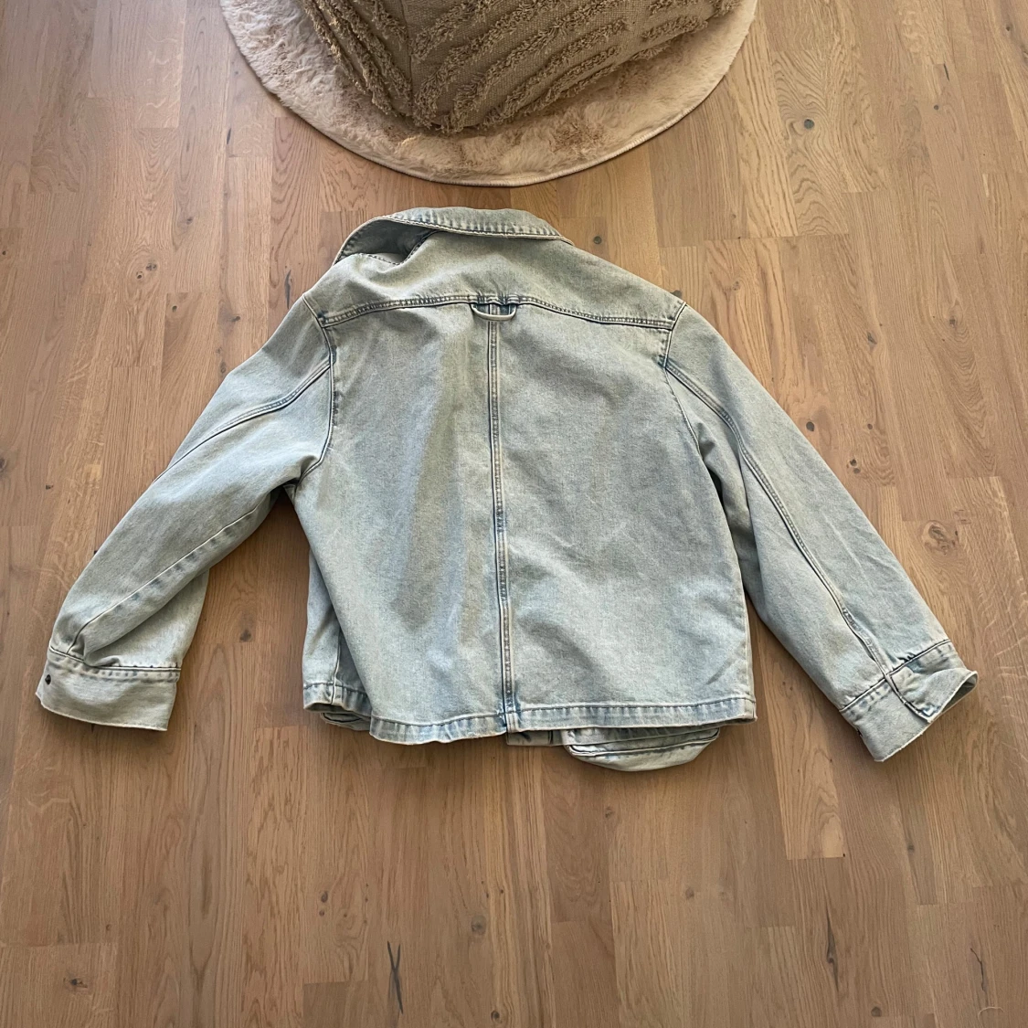 Blå jeansjacka med fickor - 2