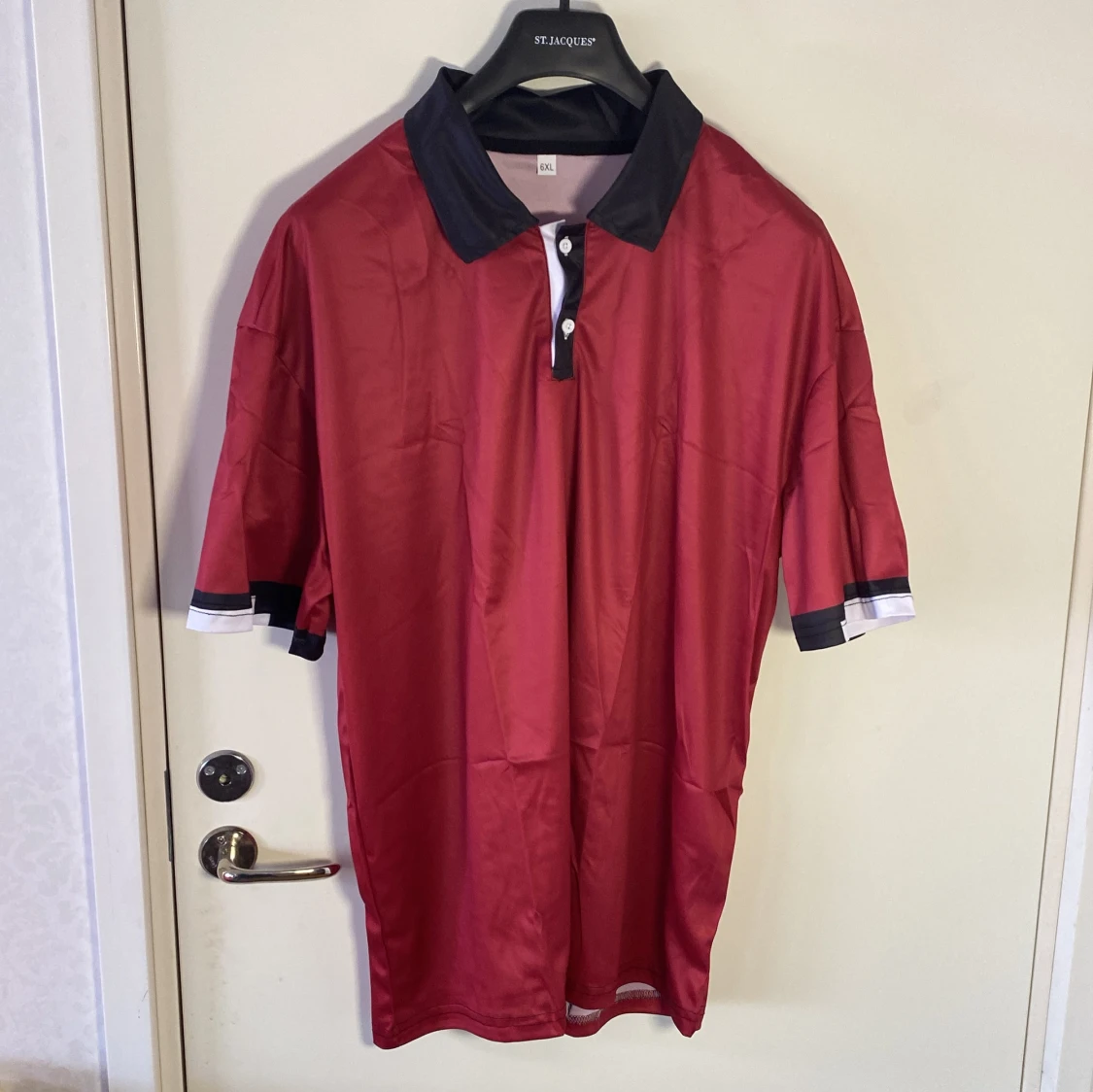 Röd pikétröja med svarta detaljer