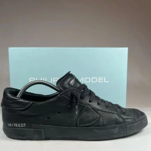 Svarta sneakers från Philippe Model - Snygga svarta sneakers från Philippe Model Trpz perfekt inför sommaren. Nypris runt 4000 hos mig 1599. Snabb affär så får man med mystery gift. Box medföljer, vid oklarheter skriv! Självklart äkta!