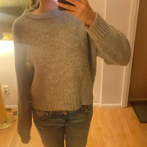 Grå stickad tröja - Mysig grå stickad tröja med långa ärmar och ribbade muddar. 