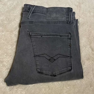Grå replay anbass - Grå replay anbass jeans i strl 31. Jeansen har en normal passform. Mycket gott skick.