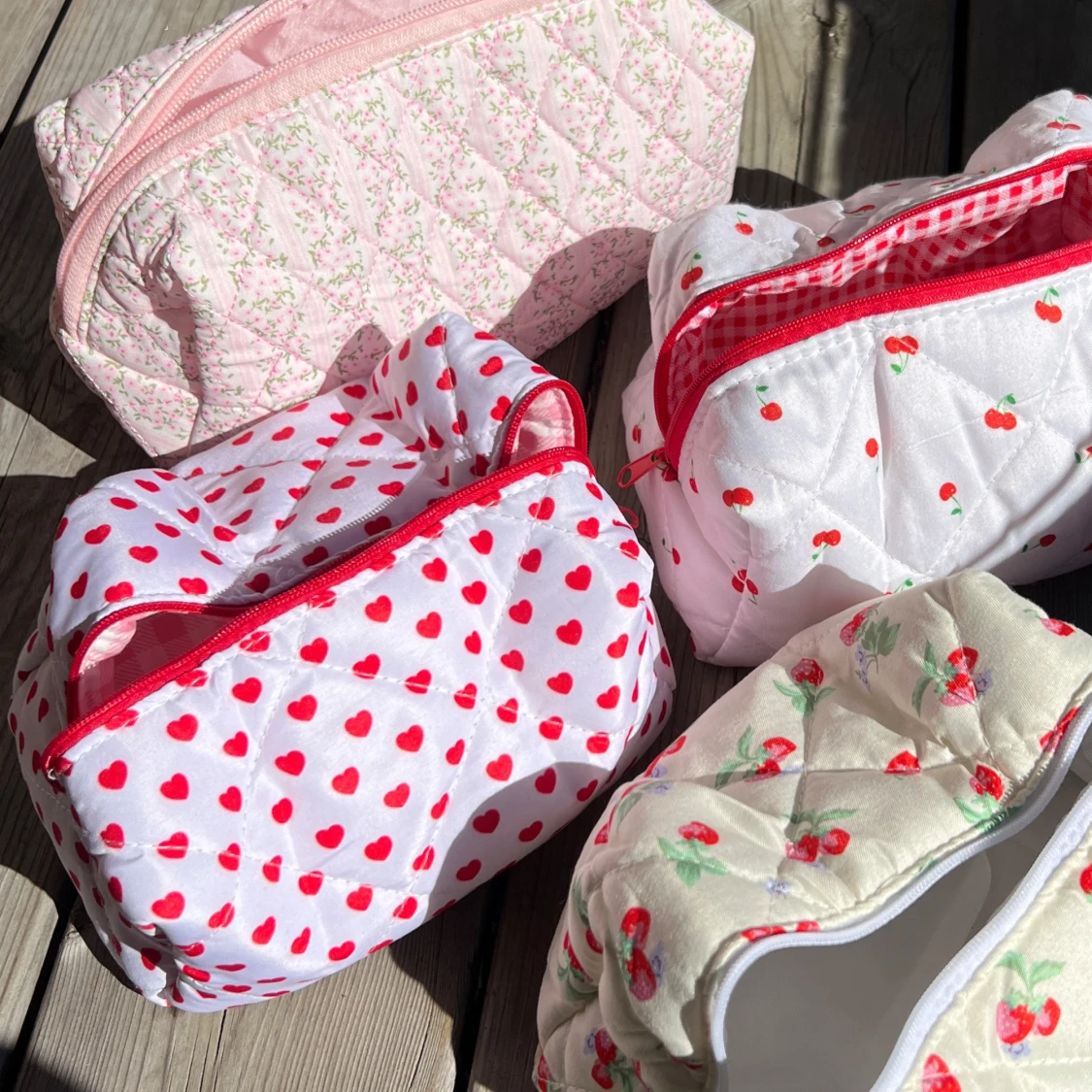 Vit necessär med röda hjärtan - 4